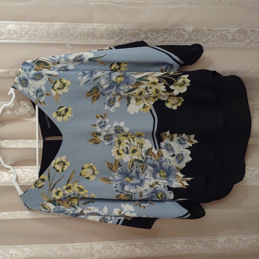 White House Black Market V- Neck Floral Print Lined Kimono Blouse Floral. Small